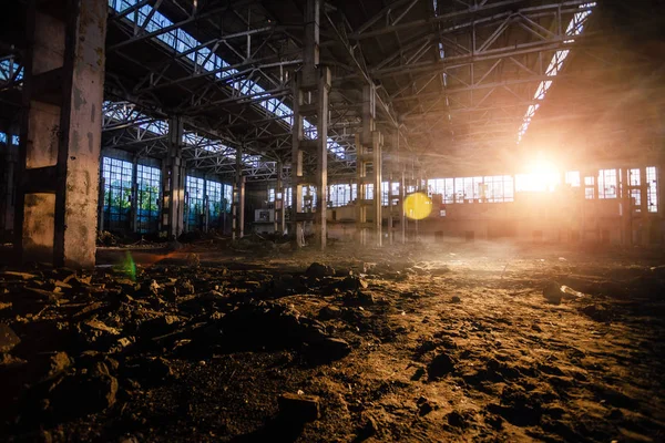 Sonnenlicht des Sonnenuntergangs in großem verlassenen Industriegebäude von vor — Stockfoto