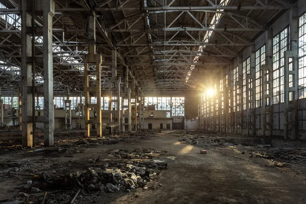 Sunlight of sunset in large abandoned industrial building of Vor — Stock Photo, Image