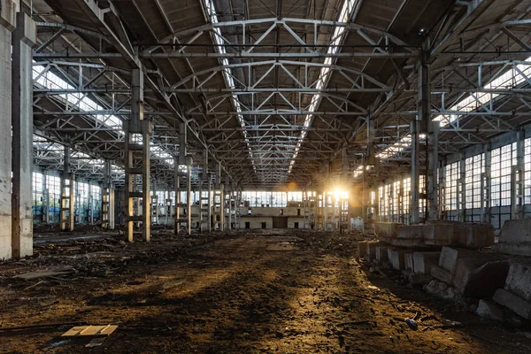 Sunlight zachodu słońca w dużym opuszczonym budynku przemysłowym VOR — Zdjęcie stockowe