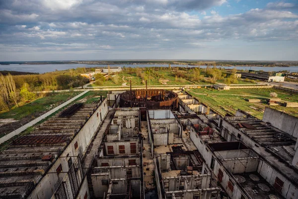 Vista aérea da construção abandonada arruinada da energia nuclear pl — Fotografia de Stock