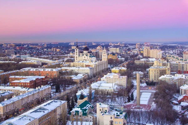Холодна вечірня зима Воронежа з даху. Вид з повітря до процвітає — стокове фото