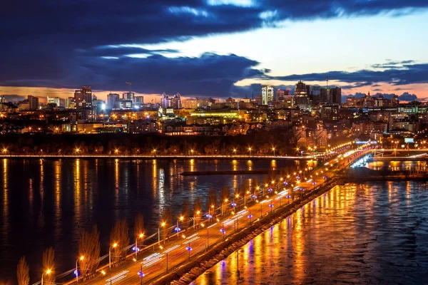 저녁 보로네시. 보론을 통해 체르나브스키 다리로 가는 공중 전경 — 스톡 사진