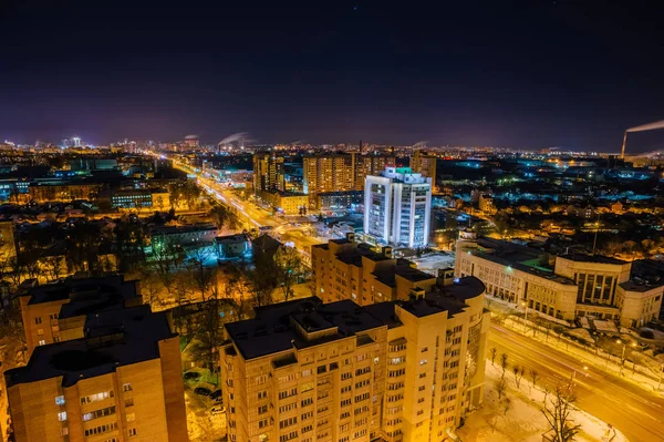 Nacht Voronezh luchtfoto stadsgezicht vanaf het dak. Moderne gebouwen die ik — Stockfoto