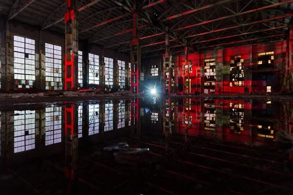 Inundada gran sala industrial abandonada iluminada por la luz roja — Foto de Stock