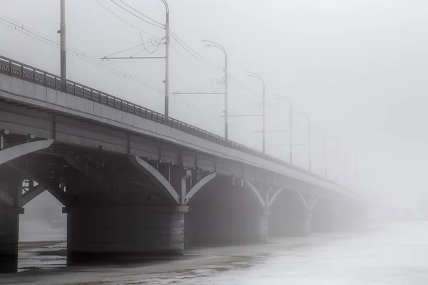 Brouillard d'hiver à Voronej. Pont Chernavsky s'estompant dans le brouillard — Photo