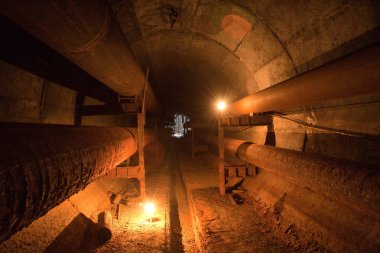 Isıtma ana terk edilmiş yuvarlak beton yeraltı tüneli ile