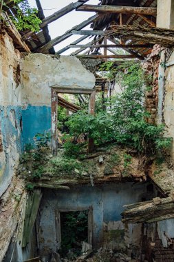 Eski çürümüş terk edilmiş terk edilmiş bir ev. Harap çatı ve zemin
