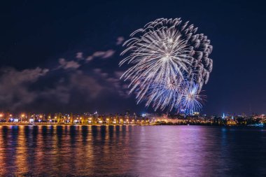 Zafer günü kutlamaları sırasında Voronej nehri üzerinde fişek bir