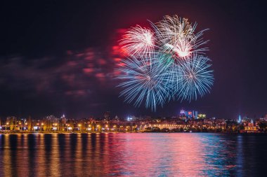 Zafer günü kutlamaları sırasında Voronej nehri üzerinde fişek bir