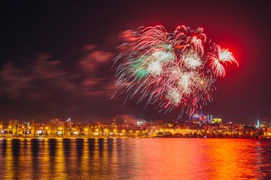 Zafer günü kutlamaları sırasında Voronej nehri üzerinde fişek bir