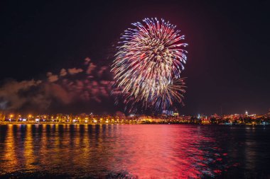 Zafer günü kutlamaları sırasında Voronej nehri üzerinde fişek bir