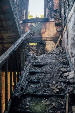 Apartmandaki yangının sonuçları. Yanmış iç mekan. Yanmış w