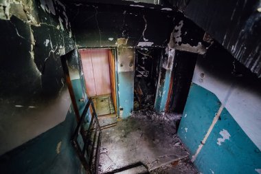Apartmandaki yangının sonuçları. Yanmış merdiven ve 