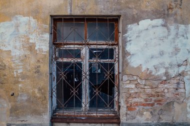 Kırık pencere camı. Çürümüş çerçeveler. Terk edilmiş bina