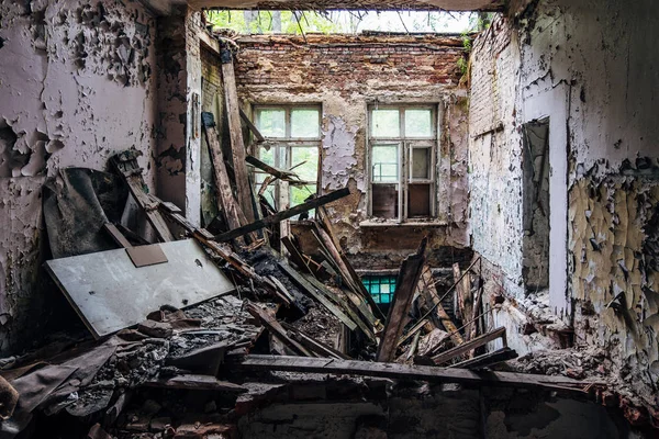 Vieux pourri perdu maison abandonnée. Toiture et plancher en ruine — Photo