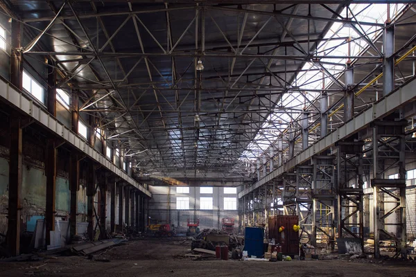 Salón industrial en ruinas oxidado abandonado esperando reconstrucciones — Foto de Stock