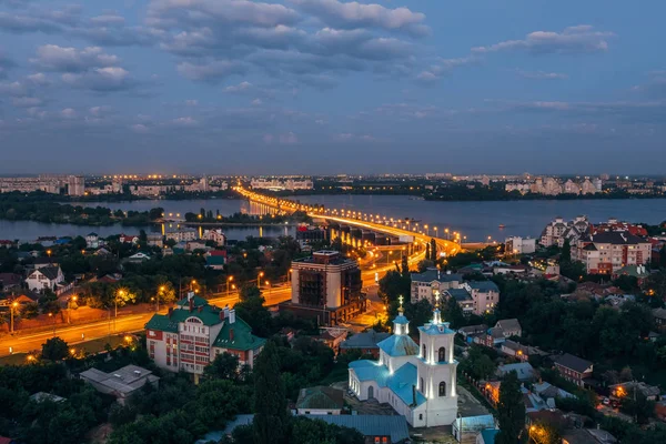Νυχτερινό καλοκαίρι. Θέα στο δρόμο για τη γέφυρα Τσερνασκάι, RI — Φωτογραφία Αρχείου
