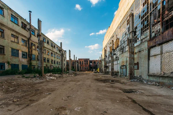 Gebiet des verlassenen Industriegebiets wartet auf den Abriss. b — Stockfoto