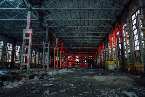 Gran salón industrial iluminado por luces rojas. Voron abandonado — Foto de Stock