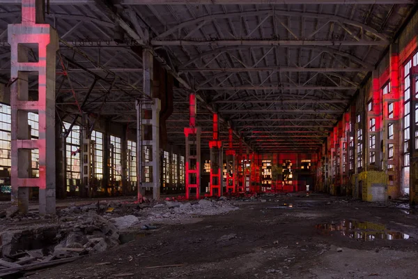 Duża hala przemysłowa oświetlona czerwonymi światłami. Opuszczony Voron — Zdjęcie stockowe