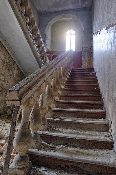 Ancien escalier vintage à l'ancienne maison abandonnée — Photo