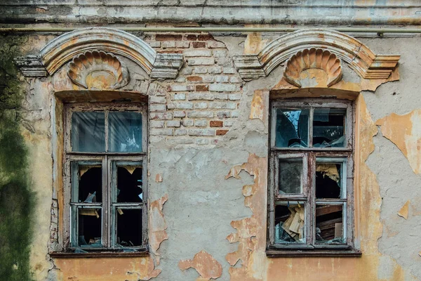 Velhas janelas quebradas de mansão abandonada — Fotografia de Stock