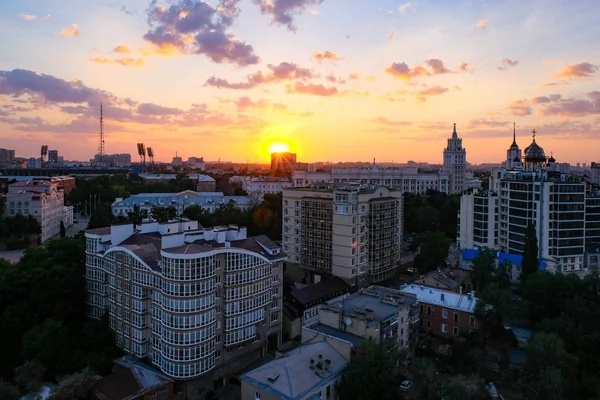 Pôr do sol acima da noite de verão Voronezh. Vista aérea para Voronezh do — Fotografia de Stock