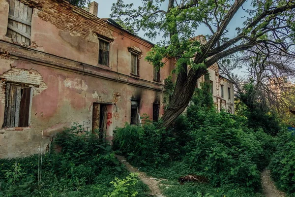 旧被毁的废弃过度生长的豪宅. — 图库照片