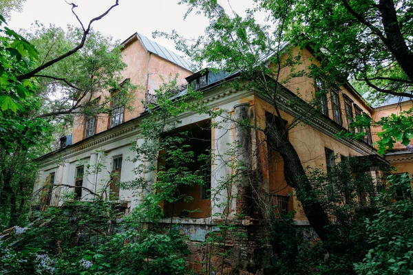 Old ruined abandoned overgrown mansion in ghost town — Stock Photo, Image