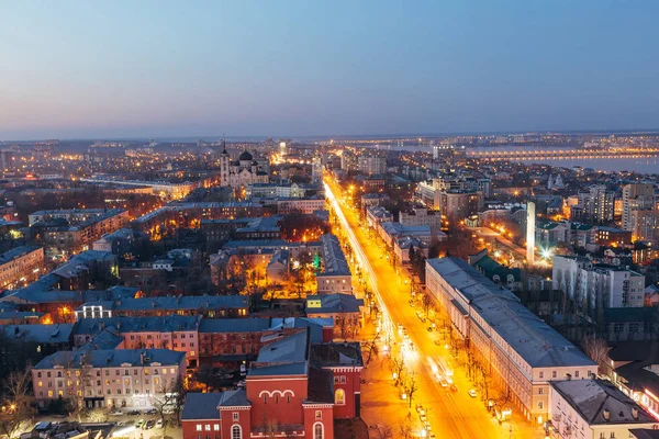 Abend voronezh Innenstadt. Luftaufnahme aus der Höhe des Wolkenkratzers — Stockfoto