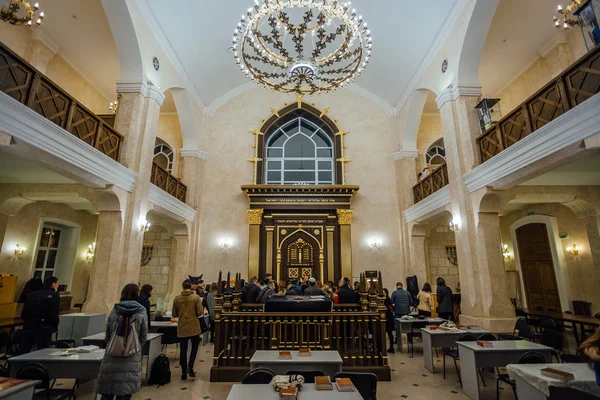 Voronej, Russie - 9 avril 2018 : Les gens de la synagogue de Voronej — Photo