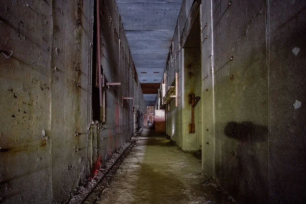 Corredor subterrâneo em construção abandonada de unidade de energia de — Fotografia de Stock