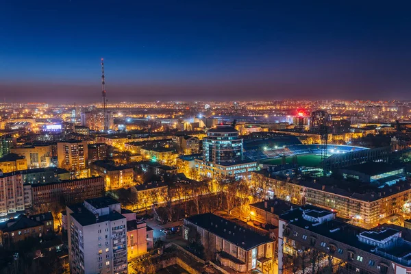 沃罗涅日市中心的夜景鸟瞰图。沃罗涅日城市景观在bl — 图库照片