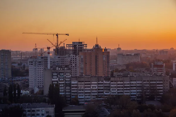 Будівельний майданчик висотних будівель на фоні неба заходу сонця . — стокове фото