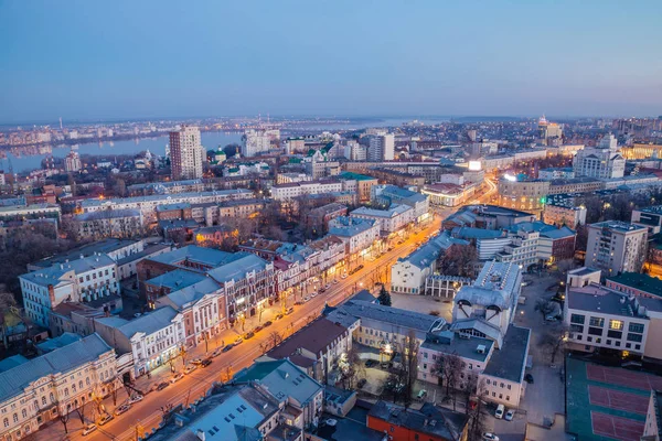 Kväll Voronezh Downtown. Flygvy från skyskrapa tak Heig — Stockfoto