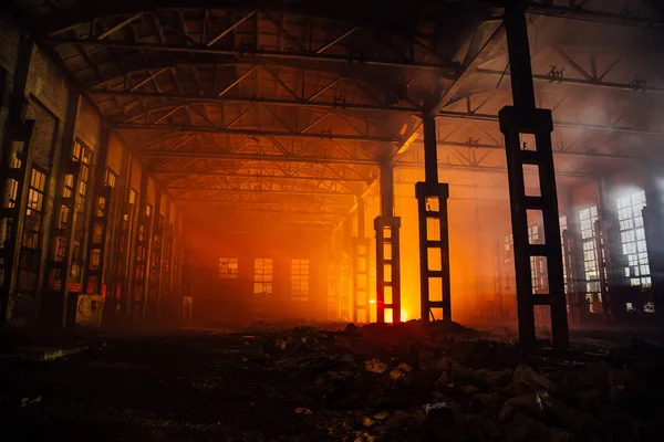 Pożar w fabryce. Spalony przez pożarowy budynek przemysłowy — Zdjęcie stockowe