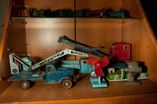 Régi retro vintage szovjet játékok. Daruk és teherautók modellje — Stock Fotó