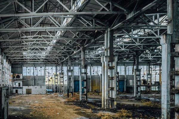 Abandonado grande salão industrial com lixo. Escavadora de Voronezh — Fotografia de Stock