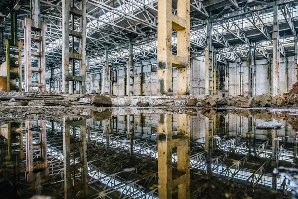 Övergiven Industrihall inredning, tak och kolonner reflekterar — Stockfoto