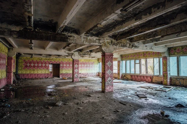 Ruined canteen for workers in abandoned Voronezh excavator plant — Stock Photo, Image