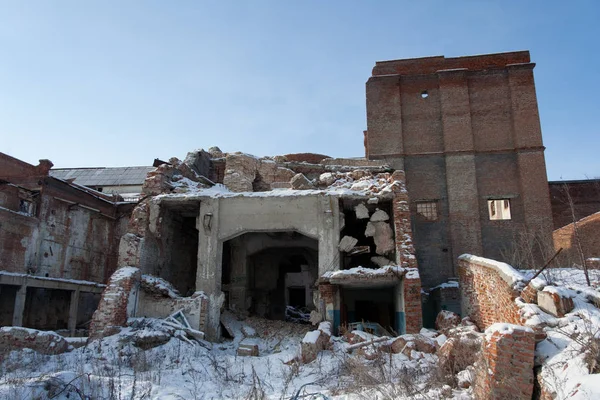 Las ruinas de la fábrica en invierno — Foto de Stock