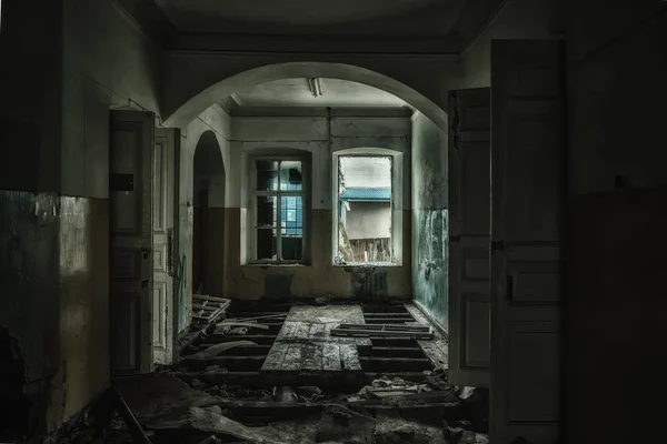 Terk edilmiş ve çürümüş hastanenin uğursuz ve ürpertici iç — Stok fotoğraf