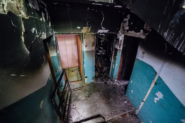 Apartmandaki yangının sonuçları. Yanmış merdiven ve 