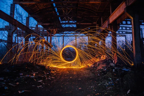 Freezelight usando lã de aço de queima de fiação e pirotecnia — Fotografia de Stock