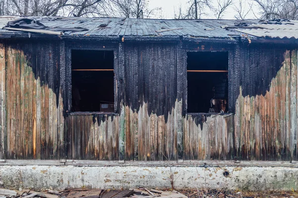 Сожженный огнем заброшенный деревянный дом — стоковое фото