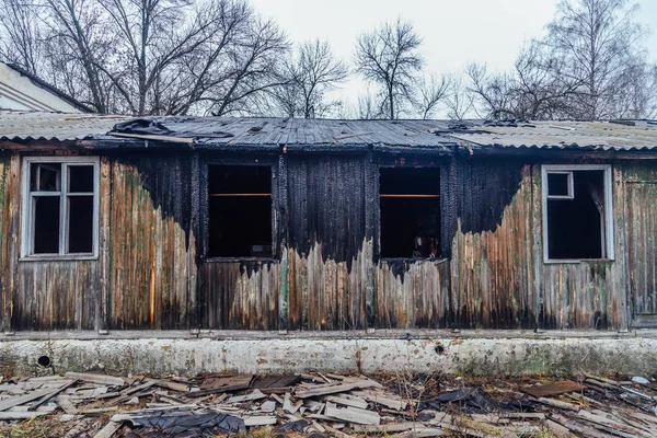 Burned by fire abandoned wooden house — Stock Photo, Image