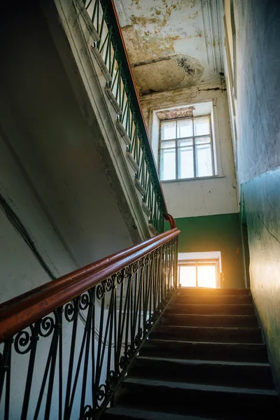 Старая винтажная лестница в старом доме — стоковое фото