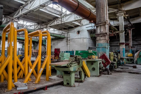 Abandonada antiga fábrica de pneus com máquinas-ferramentas enferrujadas — Fotografia de Stock