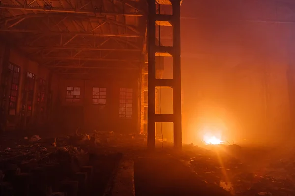 대형 산업 홀을 굽기. 공장에서 화재 — 스톡 사진