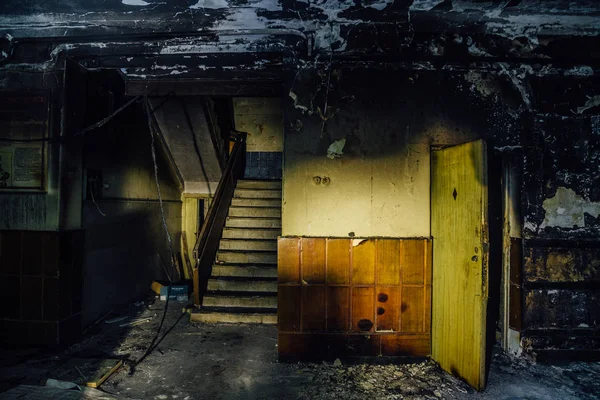 Feuer im Inneren des alten Krankenhauses. Verkohlte Wände und Türen — Stockfoto